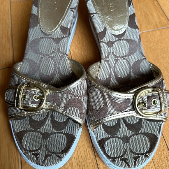 Coach signature wedged sandals. - Picture 3 of 8
